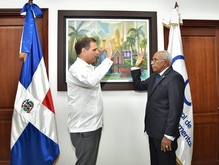 Ministro de Hacienda juramenta nuevo Director General de Digecog